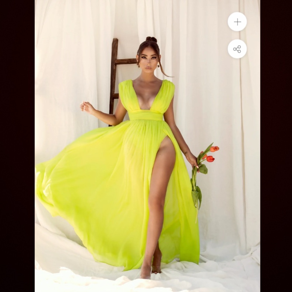 NWT Miss Circle Valley Of Angels Lime Silk Pleated High Slit Maxi Dress Size XS